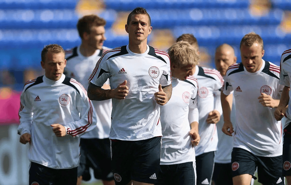 集结日体能课后，纽卡斯尔豪取连胜备战中超，球迷炸锅，临场指挥获称赞的简单介绍