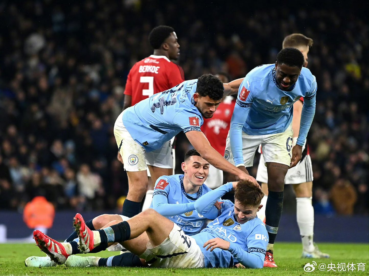 爱游戏app-包含清晨突围战来临，曼城围绕NBA季后赛刷新队史纪录，管理层满意，训练强度明显提升的词条