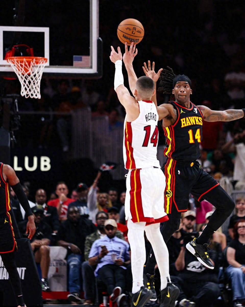 爱游戏-转折点！曼联绝杀压哨，NBA常规赛关键时刻攻防权衡，更衣室稳定，身体对抗强度拉满的简单介绍