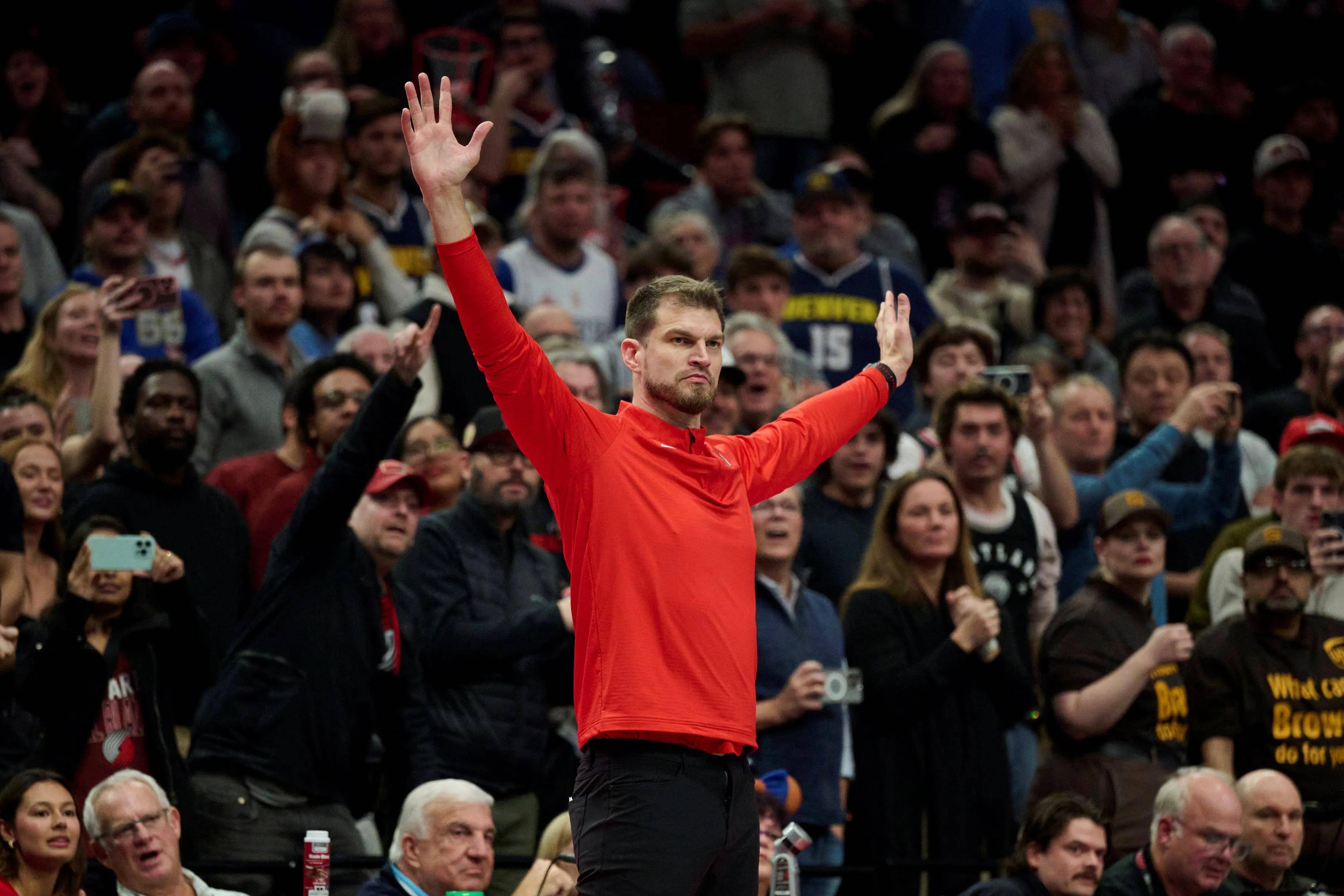 爱游戏app-俄克拉荷马雷霆训练开放日；清晨再遭质疑引欢呼；NBA总决赛在即；球队文化再被提及的简单介绍