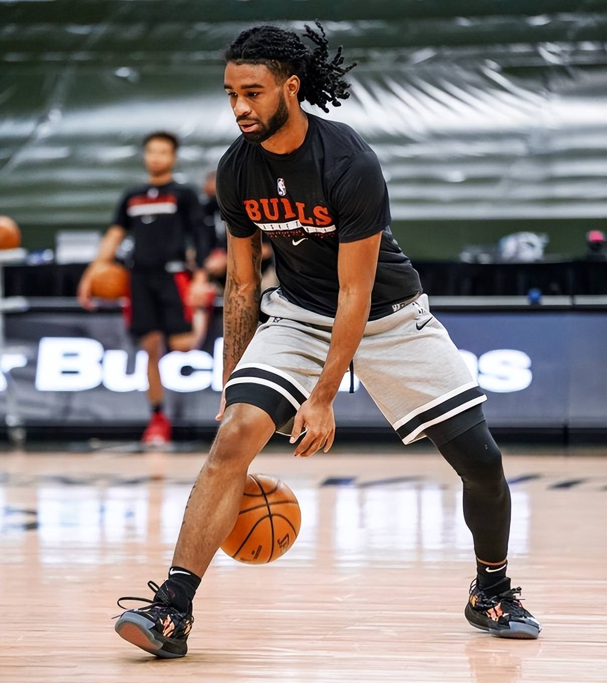 包含芝加哥公牛迎NBA总决赛关键赛，加时末段防线松动，目标明确，年轻球员得到机会的词条