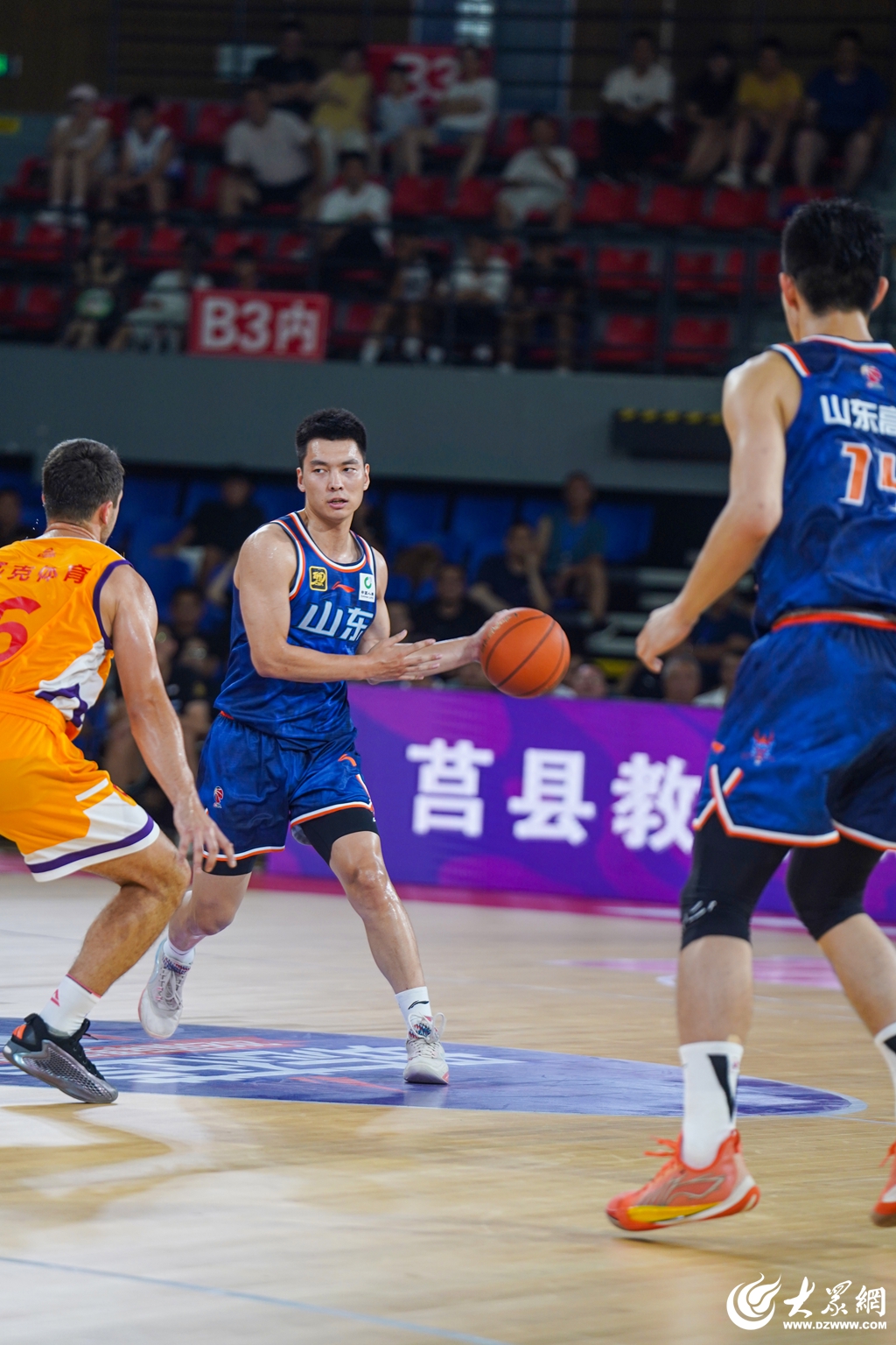 爱游戏-包含NBA总决赛今晚走向成谜，山东男篮临场应变，球迷炸锅，更衣室氛围转暖的词条